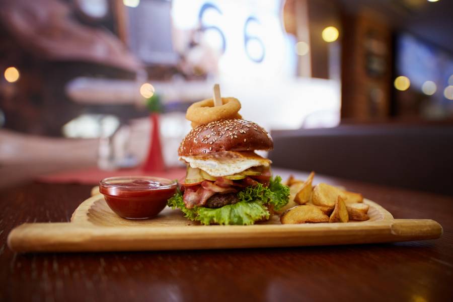 Burger s volským okom, slaninou a pečenými zemiakmi