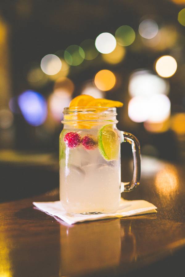 Domáca limonáda s malinami a limetkou