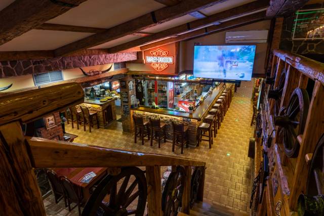Reštaurácia – pohľad na bar a galériu
