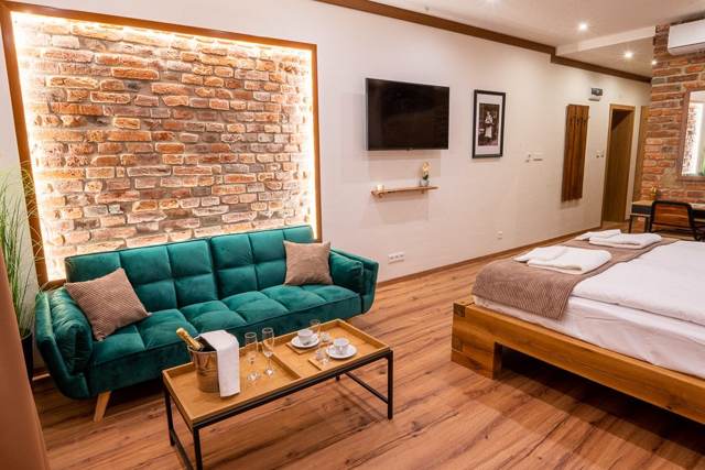Izba so zeleným gaučom